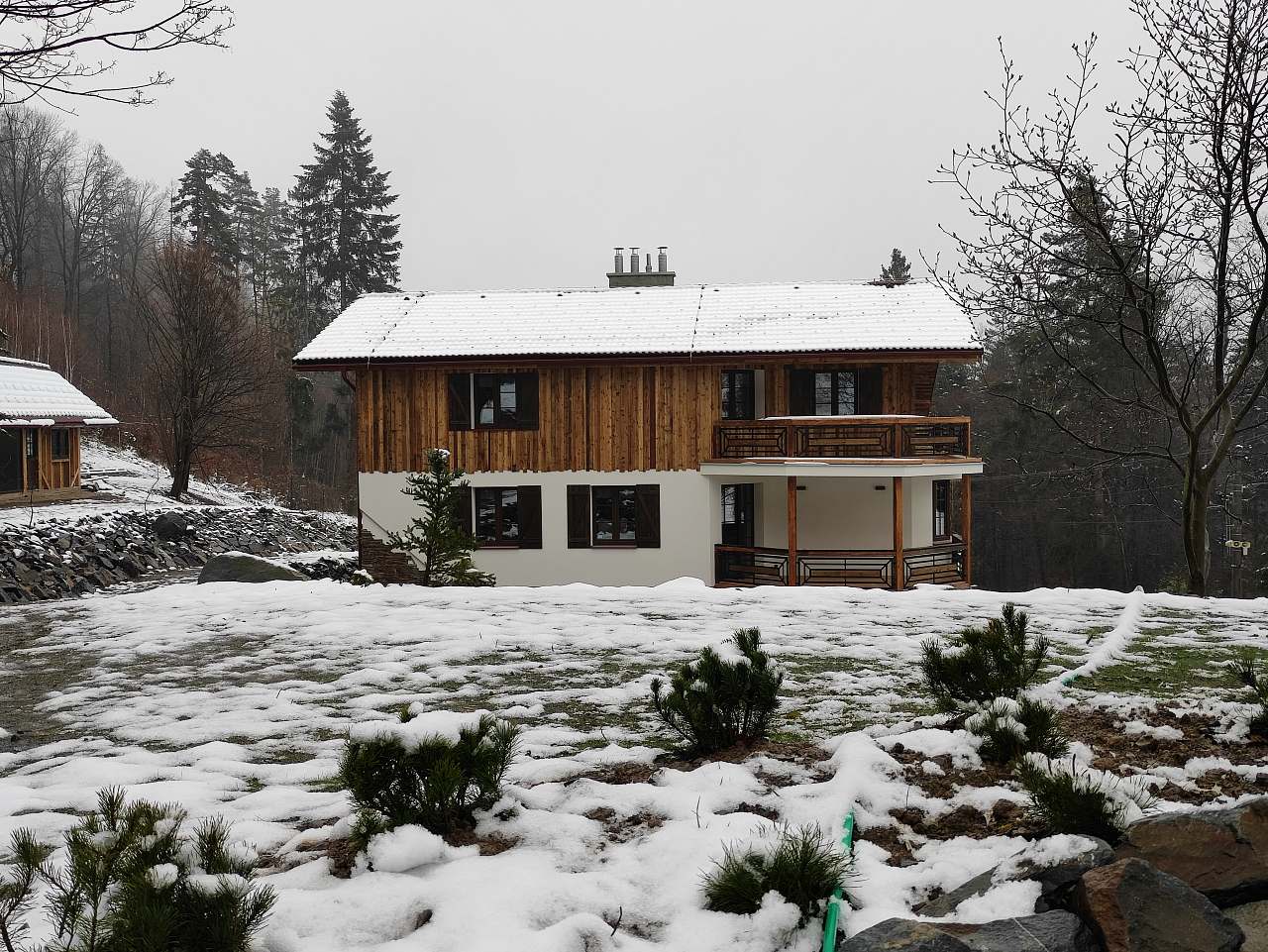 sníh na zahradě chaty v Beskydech, v blízkosti Frýdlantu nad Ostravicí, Čeladné a Ostravice, a nedalekého Štramberku, Tatry Kopřivnice