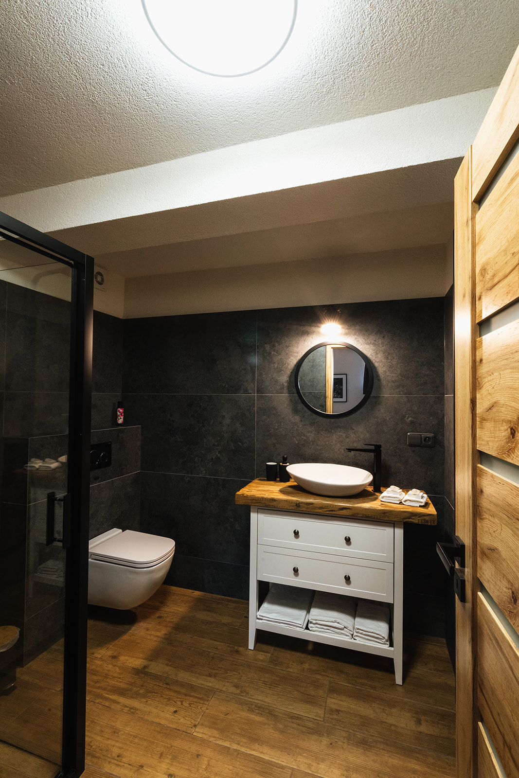 vkusná moderní koupelna s podlahovým vytápěním, ubytování v tichu